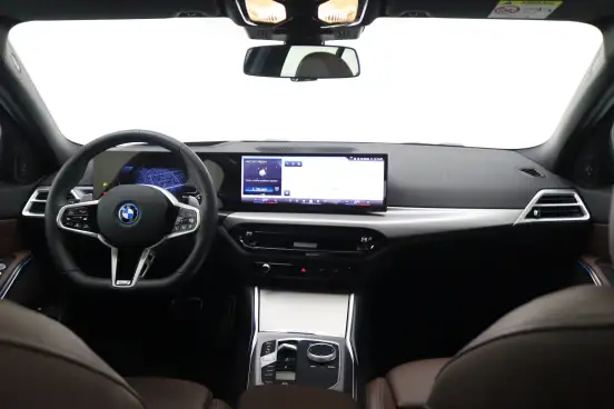 BMW-330e-2025