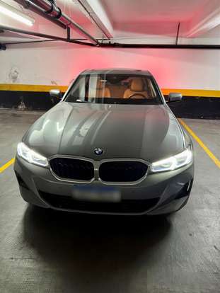 BMW-320i-2023