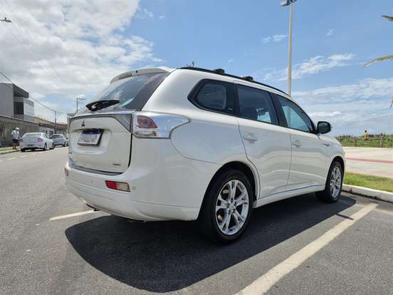 MITSUBISHI-OUTLANDER-2014