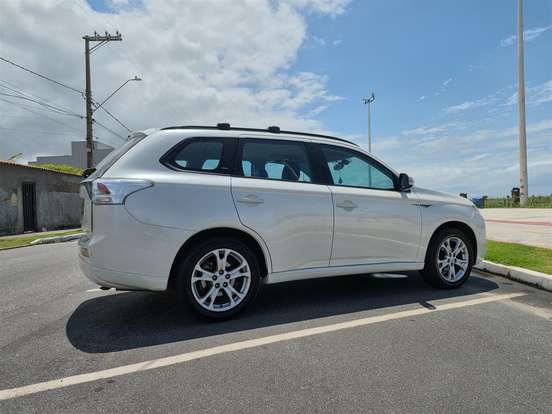 MITSUBISHI-OUTLANDER-2.0 16V GASOLINA 4P AUTOMÁTICO MITSUBISHI-OUTLANDER-2014