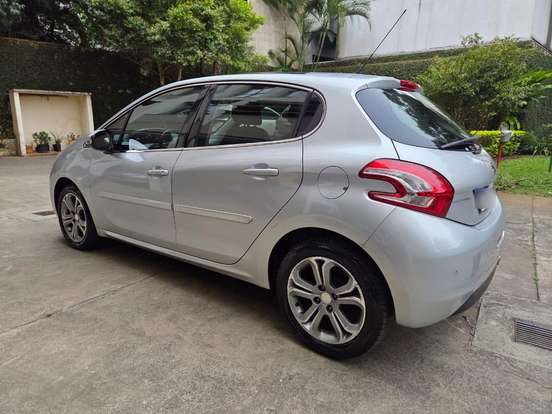 PEUGEOT-208-2015
