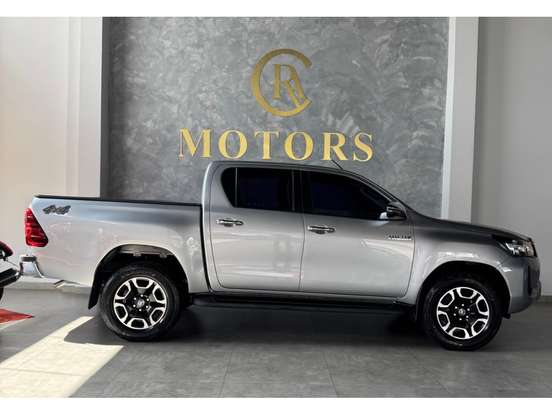 TOYOTA-HILUX-2.8 D-4D TURBO DIESEL CD SRV 4X4 AUTOMÁTICO TOYOTA-HILUX-2022