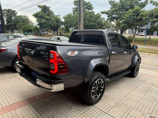 TOYOTA-HILUX-2023