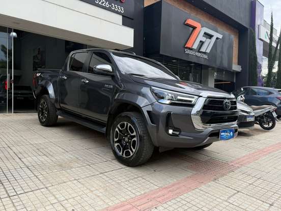 TOYOTA-HILUX-2.8 D-4D TURBO DIESEL CD SRX PLUS 4X4 AUTOMÁTICO TOYOTA-HILUX-2023