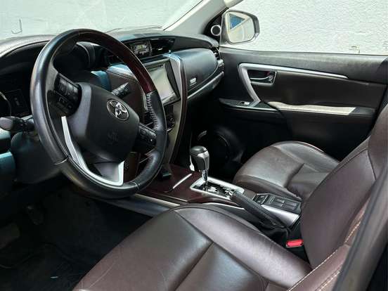 TOYOTA-HILUX SW4-2.7 SRV 7 LUGARES 4X2 16V FLEX 4P AUTOMÁTICO TOYOTA-HILUX SW4-2019