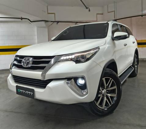 TOYOTA HILUX SW4 2.8 SRX 4X4 7 LUGARES 16V TURBO INTERCOOLER DIESEL 4P AUTOMÁTICO