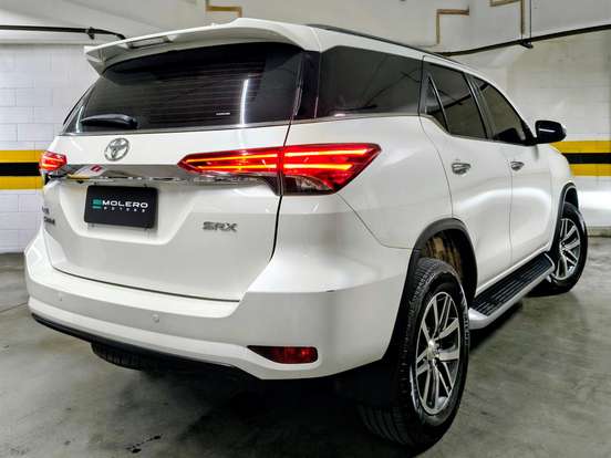 TOYOTA-HILUX SW4-2.8 SRX 4X4 7 LUGARES 16V TURBO INTERCOOLER DIESEL 4P AUTOMÁTICO TOYOTA-HILUX SW4-2018