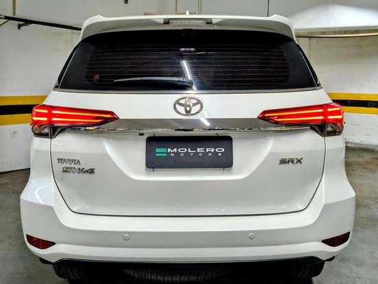 TOYOTA-HILUX SW4-2.8 SRX 4X4 7 LUGARES 16V TURBO INTERCOOLER DIESEL 4P AUTOMÁTICO TOYOTA-HILUX SW4-2018
