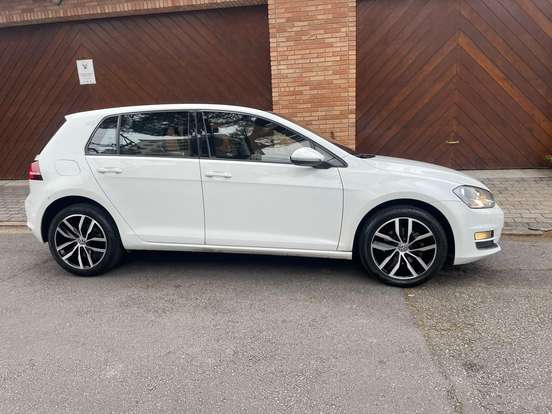 VOLKSWAGEN-GOLF-2014