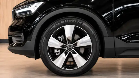 VOLVO-XC40-2021