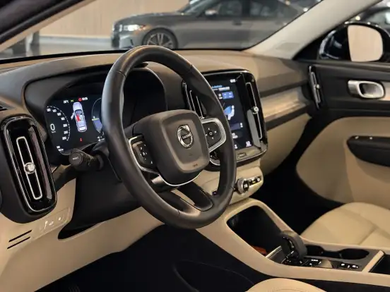 VOLVO-XC40-2021