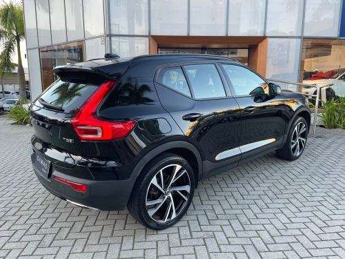 VOLVO-XC40-2018