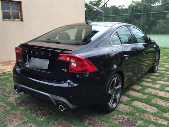VOLVO-S60-2.0 T5 R DESIGN 16V TURBO GASOLINA 4P AUTOMÁTICO VOLVO-S60-2013