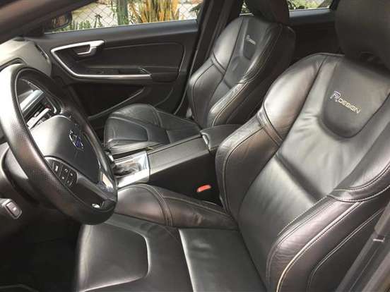 VOLVO-S60-2.0 T5 R DESIGN 16V TURBO GASOLINA 4P AUTOMÁTICO VOLVO-S60-2013
