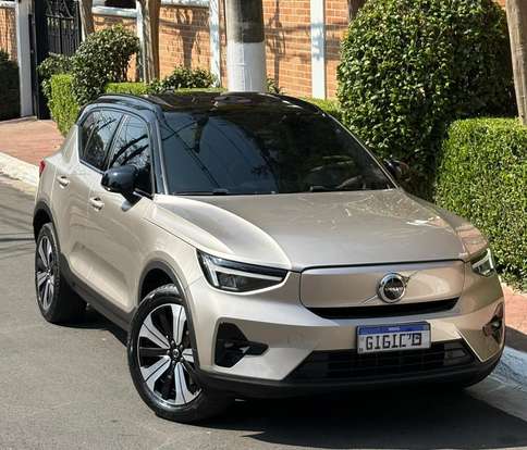 VOLVO-XC40-2022