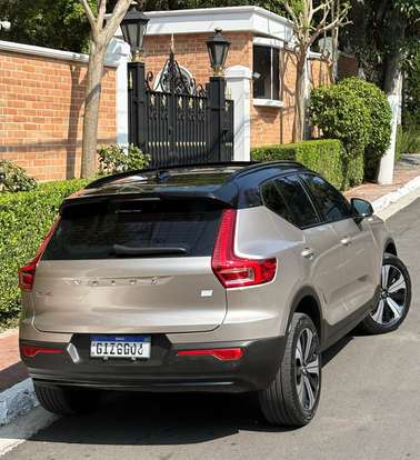 VOLVO-XC40-2022