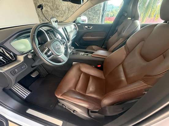 VOLVO-XC60-2.0 T5 GASOLINA MOMENTUM AWD GEARTRONIC VOLVO-XC60-2019