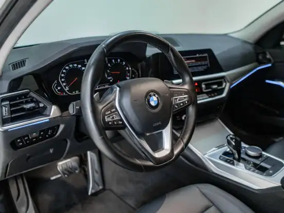 BMW-320i-2021