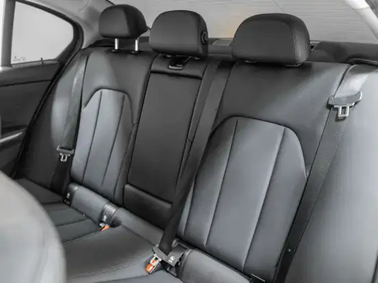 BMW-320i-2021