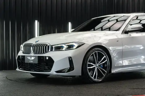 BMW-320i-2022