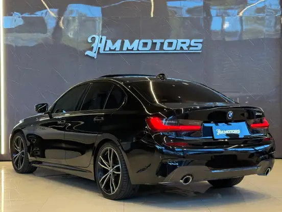 BMW-320i-2022