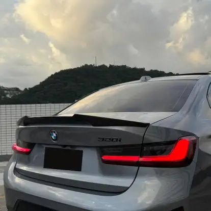 BMW-320i-2022