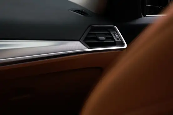 BMW-320i-2023