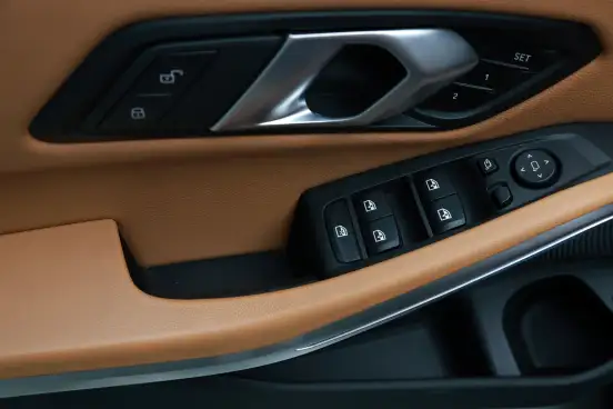 BMW-320i-2023