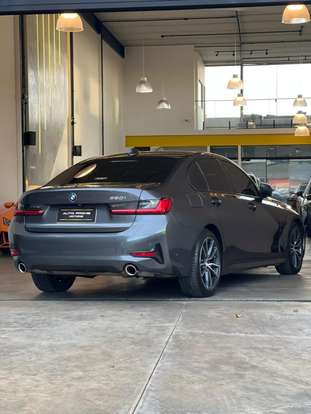 BMW-320i-2021