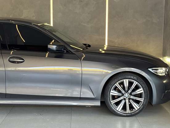 BMW-320i-2021