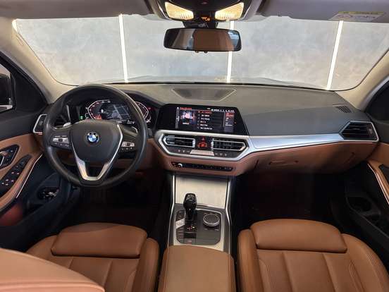 BMW-320i-2021