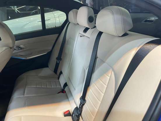 BMW-320i-2022