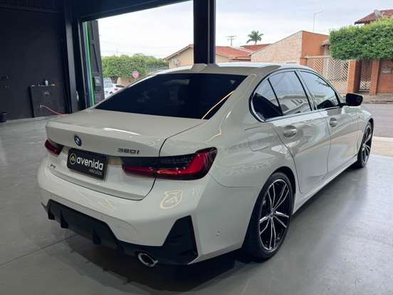 BMW-320i-2023