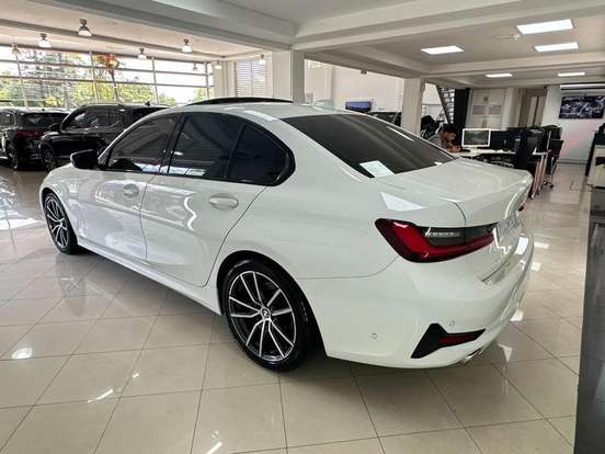 BMW-320i-2021
