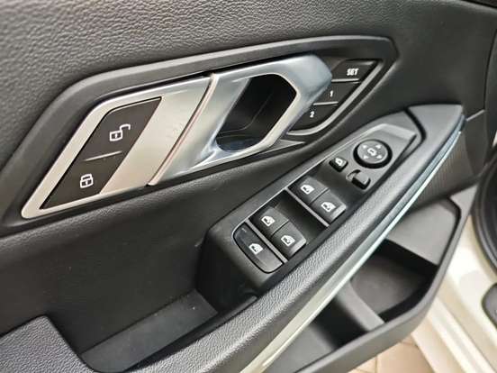 BMW-320i-2021