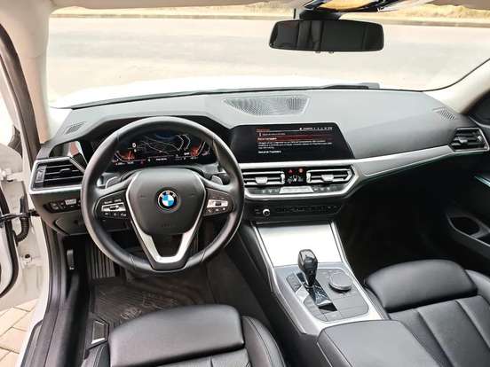 BMW-320i-2021