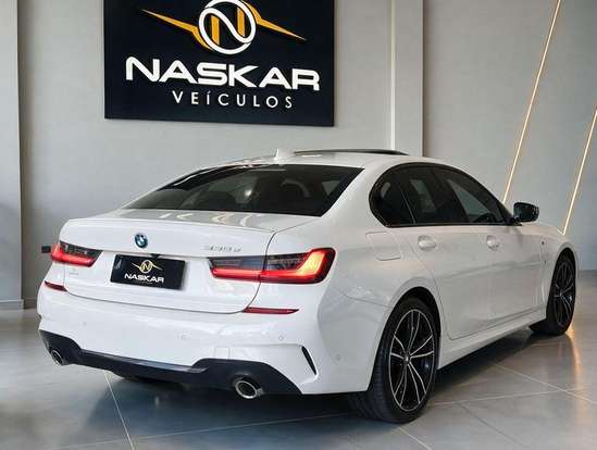 BMW-330e-2022