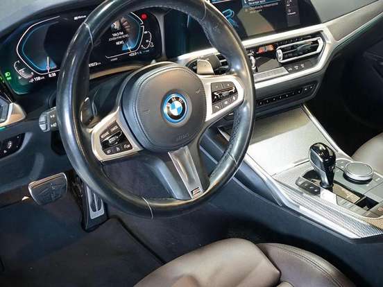 BMW-330e-2022
