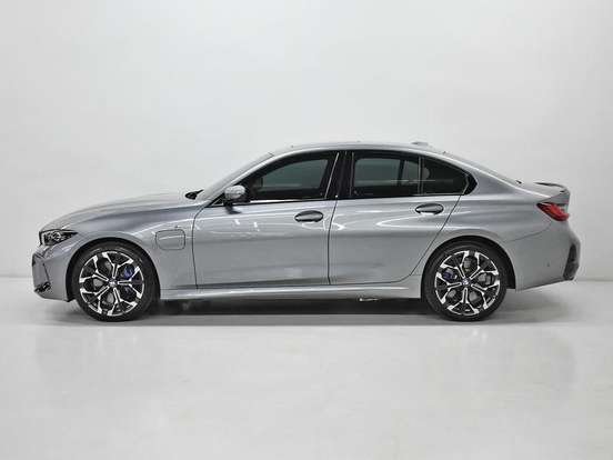 BMW-330e-2025