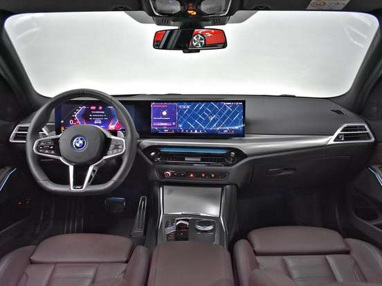 BMW-330e-2025