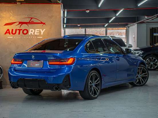 BMW-330e-2023