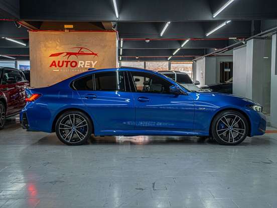 BMW-330e-2023
