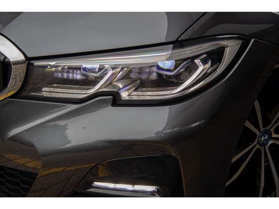 BMW-330e-2021