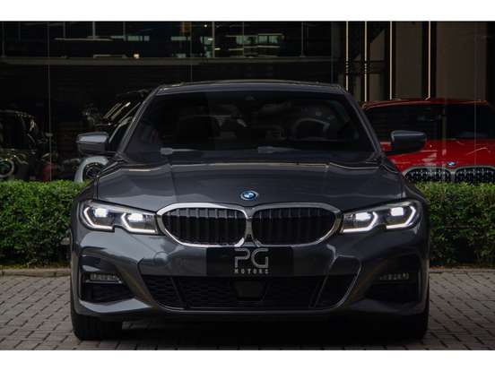 BMW-330e-2021