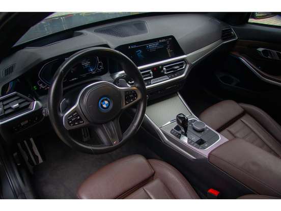BMW-330e-2021