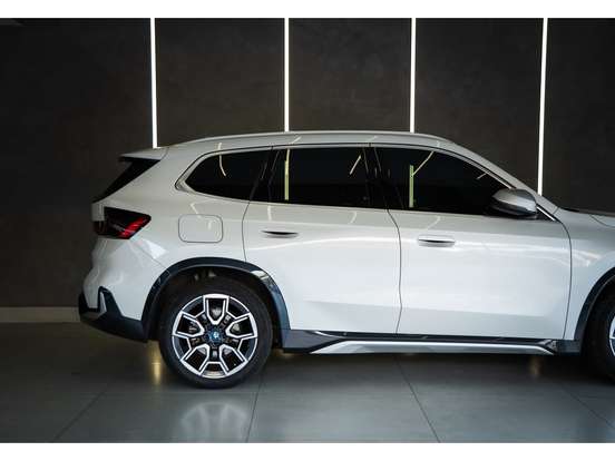 BMW-iX1-2023