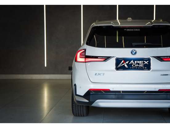 BMW-iX1-2023