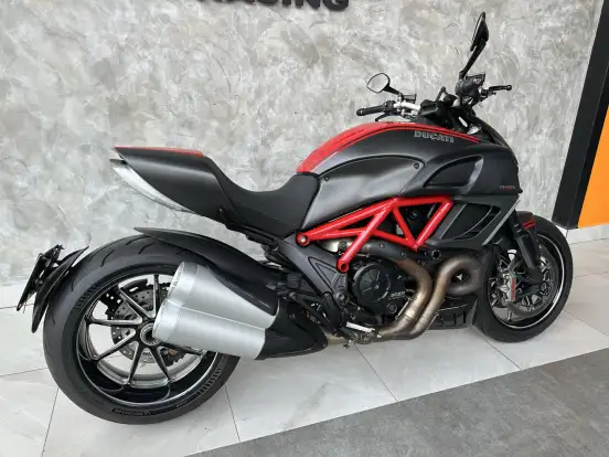 DUCATI-DIAVEL CARBON-2013