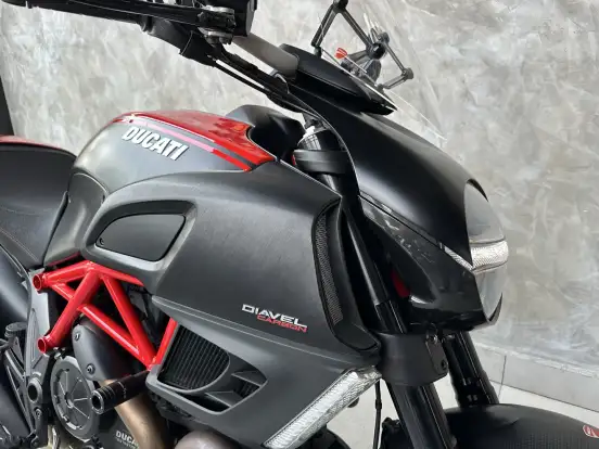 DUCATI-DIAVEL CARBON-2013