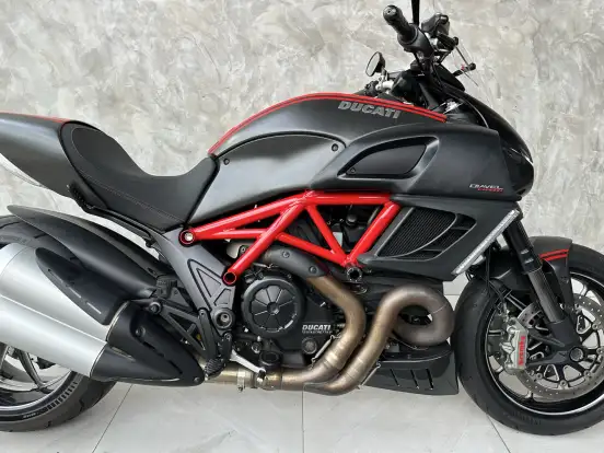 DUCATI-DIAVEL CARBON-2013